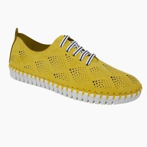 Eric Michael Annie Yellow Tennis Shoe Sneaker EUC Size 40EUR/8.5US
